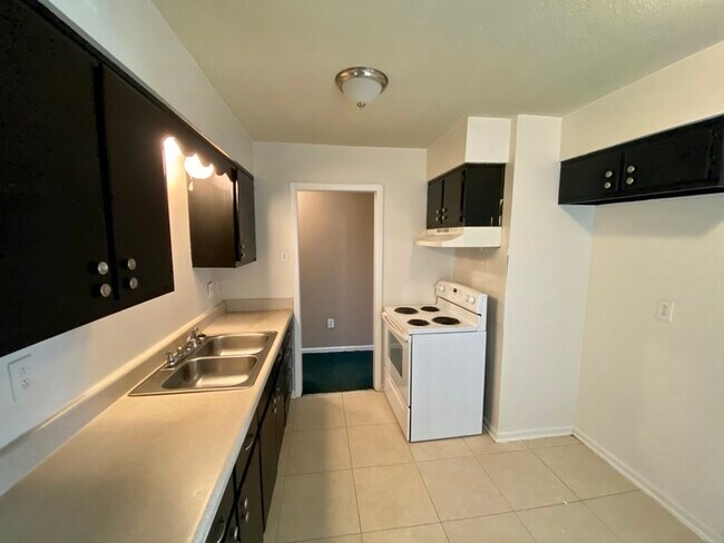 Foto del edificio - Nice Home & New Carpet Going In Soon