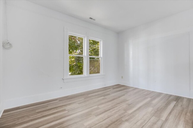 Building Photo - 3 Bedroom available in Goose Hollow!