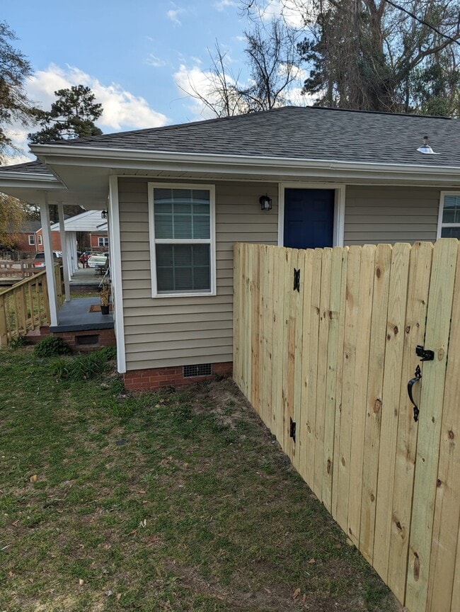 Building Photo - 404 Trinity Dr