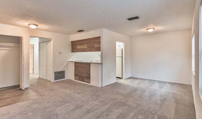 Building Photo - 2526 India Palm Dr