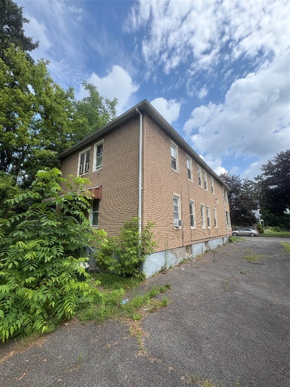 Building Photo - 37 Haendel St