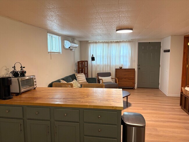 Building Photo - 1617 Highridge Dr