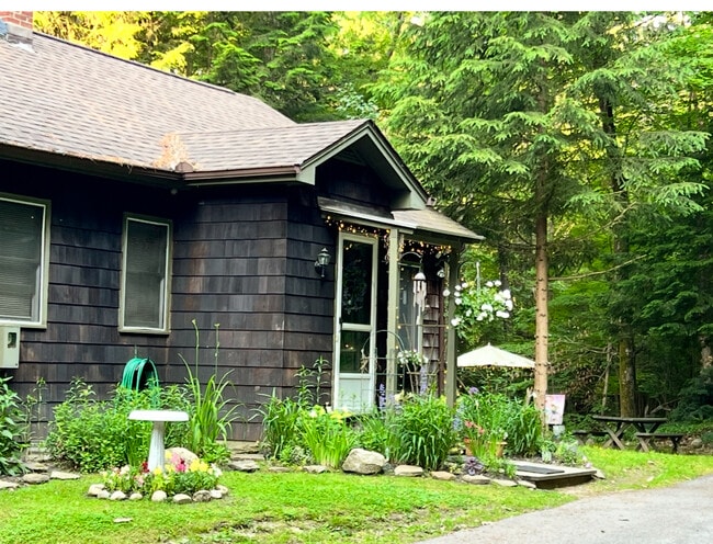 Foto del edificio - 8326A Back Creek Rd