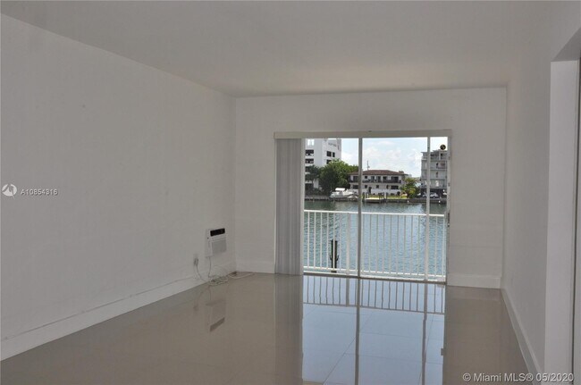 Foto del edificio - 7925 West Dr