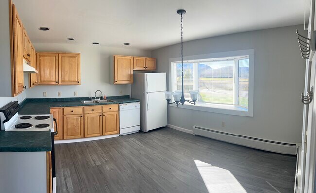 Cocina con espacio para mesa de comedor. - 18 Notch Glen Dr