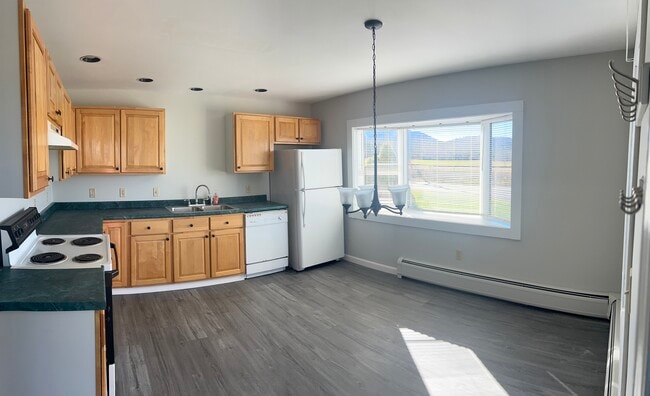 Kitchen with space for dining table - 18 Notch Glen Dr