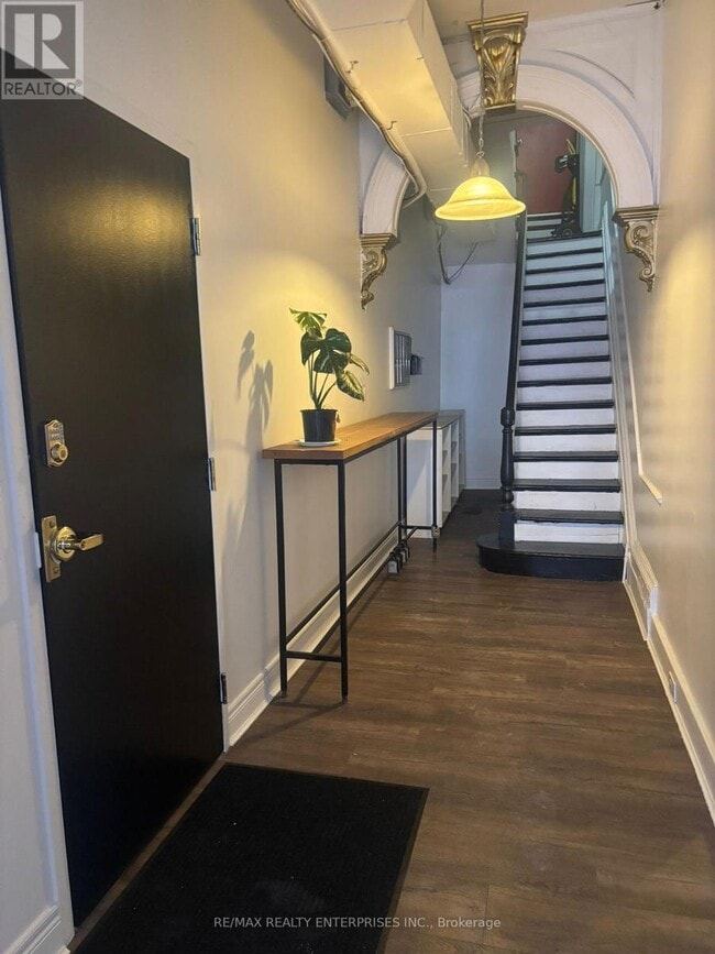 Building Photo - 156 James St S