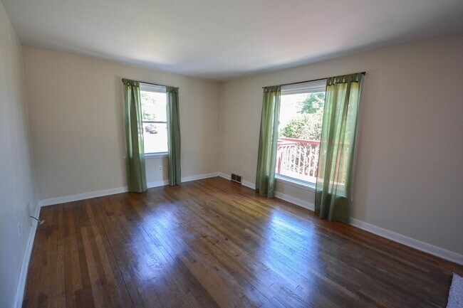 Foto del edificio - 3 bedroom home on corner lot with beautiful hardwood floors!