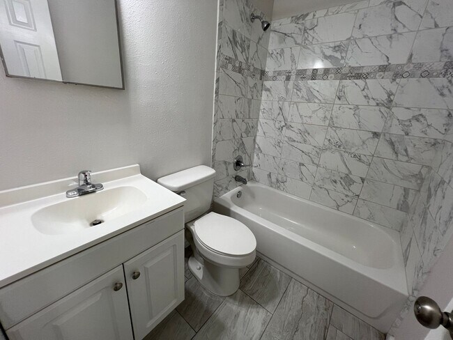 Building Photo - Charming,  3 Bedroom (w/ Bonus Room), 2 Ba...