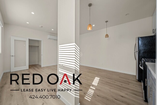 Foto del edificio - Spacious Studio with Lovely Hardwood Floor...