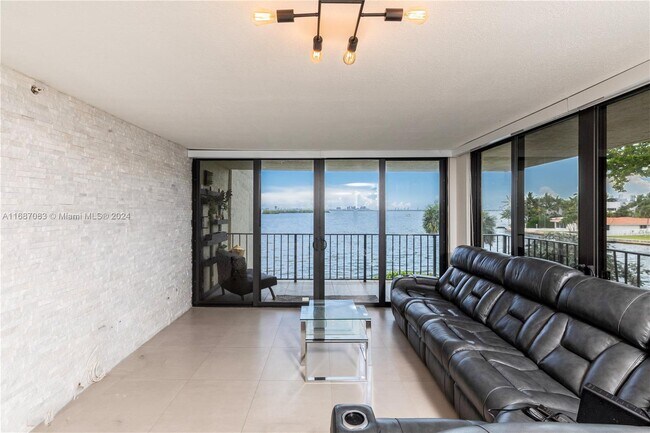Foto del edificio - 7751 NE Bayshore Ct