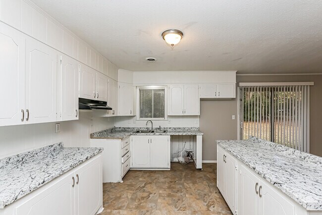 Building Photo - 258 Melrose Dr