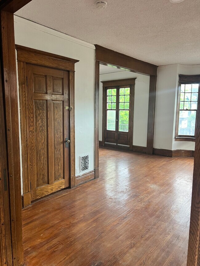 Foto del edificio - 426 W Delavan Ave