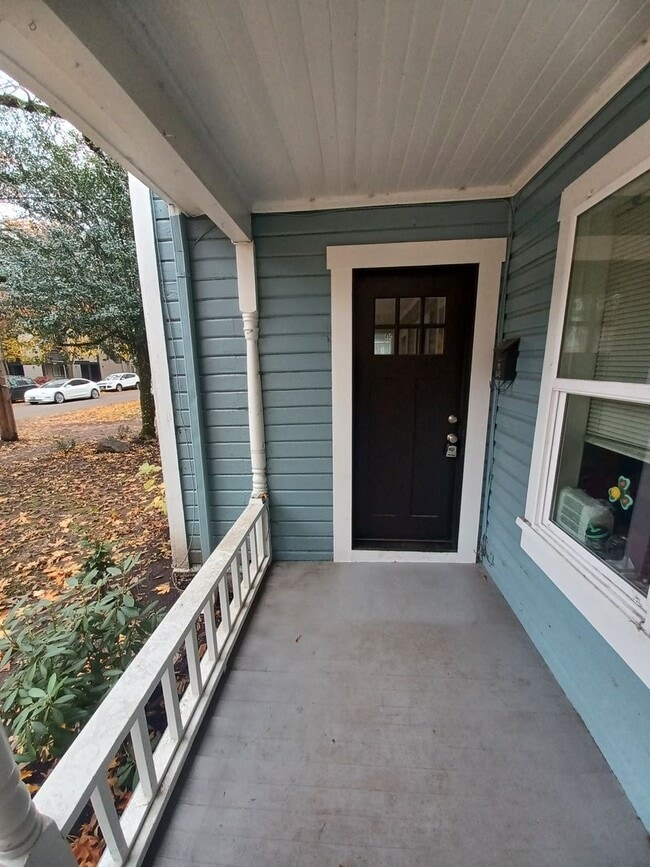 Photo - 840/842 Washington, LLC Apartment