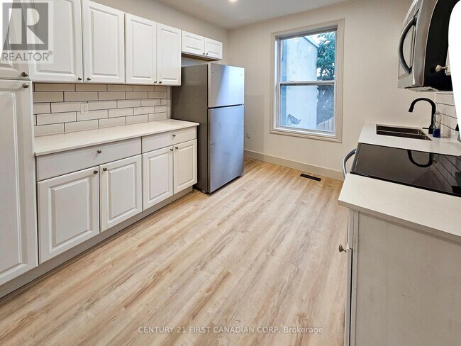 Photo du bâtiment - 857 Dundas St