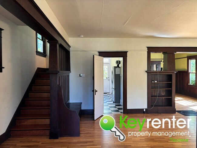 Building Photo - One of a Kind Craftsman House in Tacoma!