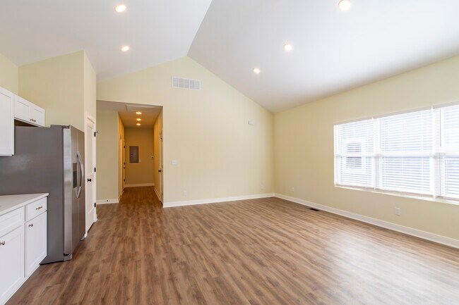 Building Photo - RnR Duplex SoBro