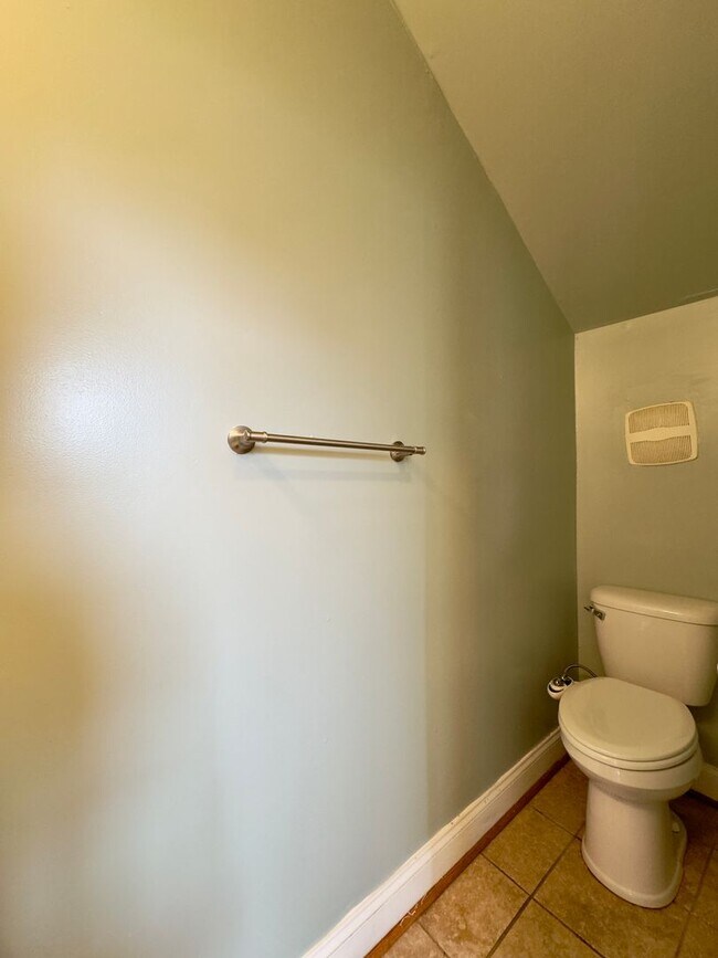 Foto del edificio - 3BR/1.5BA Beautiful Townhome in East Monum...