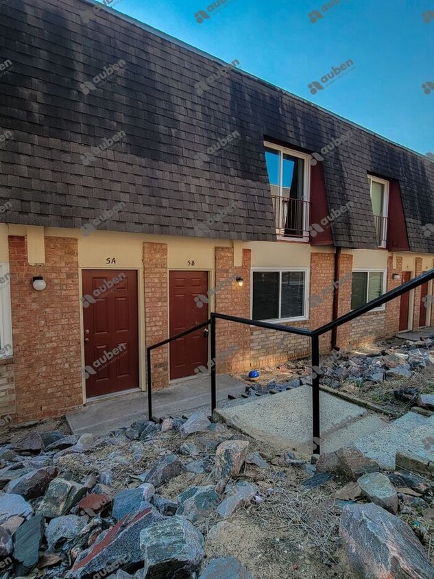 Primary Photo - Fully Renovated 2 bedroom unit!!!