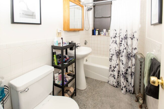 Foto del edificio - No Fee, Heat and Hot Water Included, All rooms big, Near B and C lines.  Free heat and hot water!