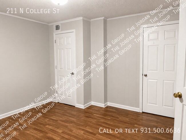 Foto del edificio - 211 N College St