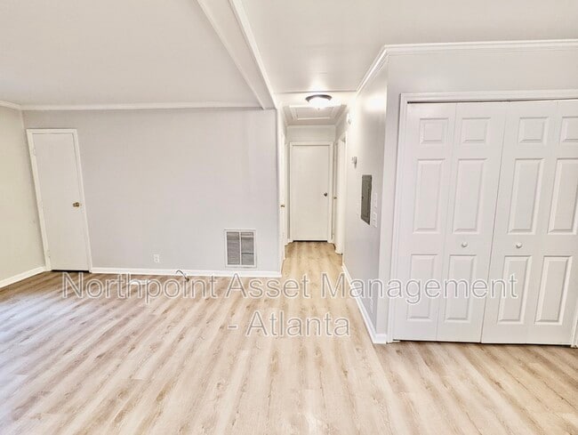 Building Photo - 893 Westland Dr SW