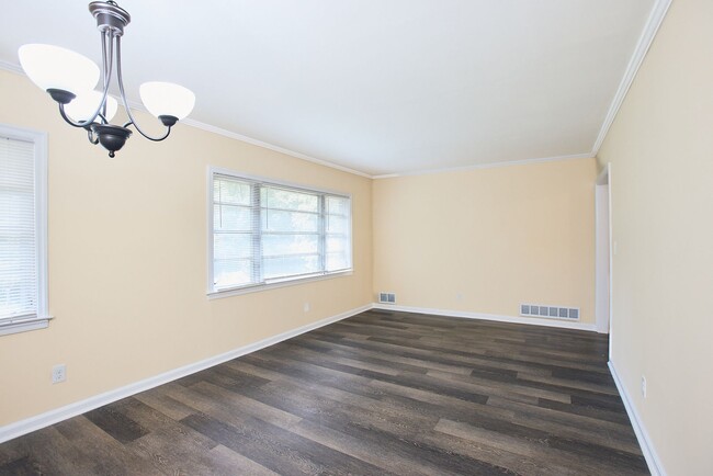 Foto del edificio - Vintage Charm with Modern Upgrades and Sunroom Living