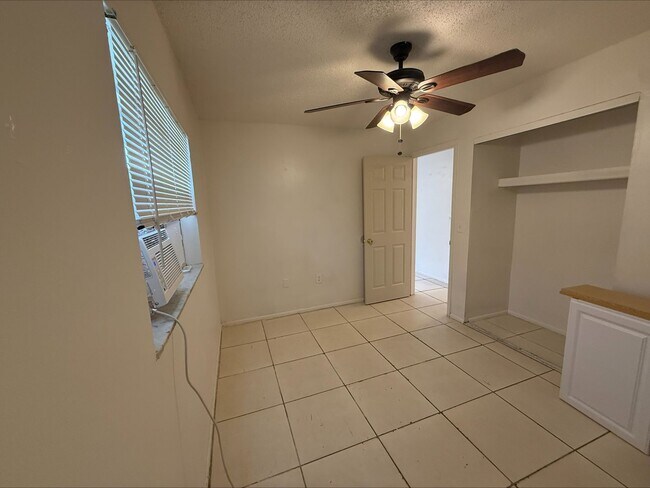 Building Photo - FORT MYERS ** 2 BED-1 BATH UNFURNISHED FIR...