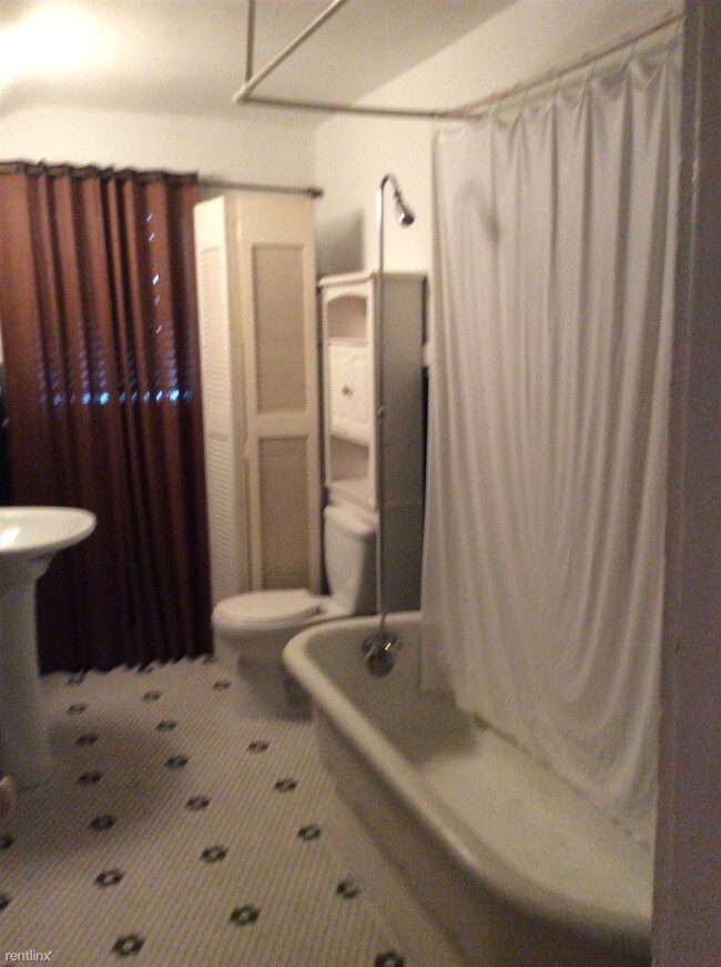 Foto del edificio - 419 E 8th St