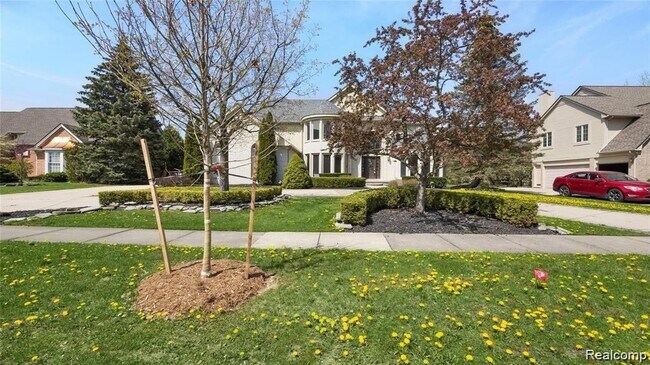 Building Photo - 6663 Tree Knoll Dr