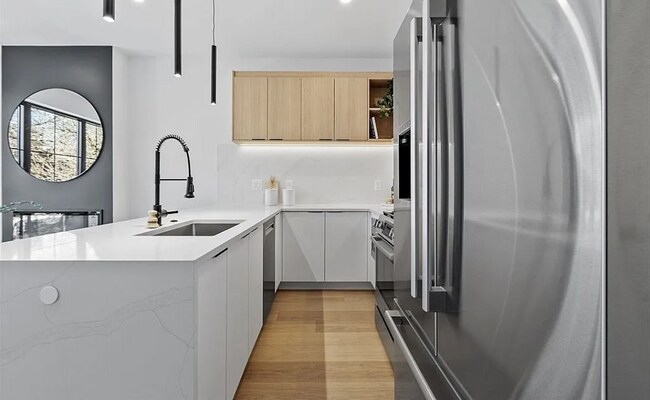 Building Photo - 135 5th St