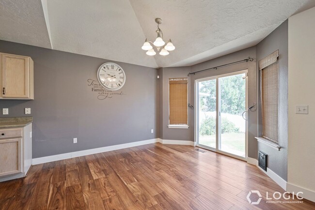 Building Photo - Spacious Home in WVC!