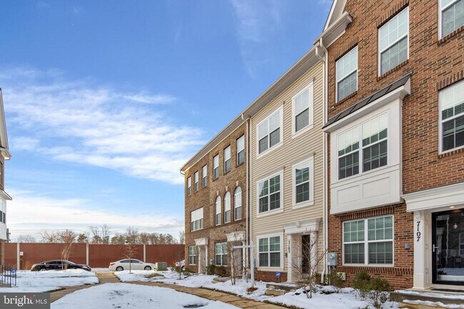 Building Photo - 7105 Rowlock Aly