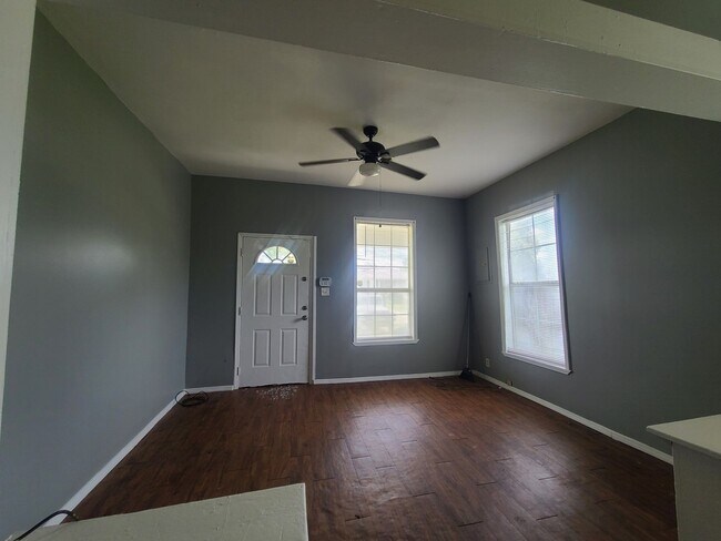 Foto del edificio - Spacious 2/1!