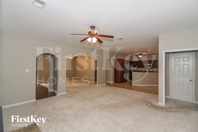 Foto del edificio - 6111 Lubiani Valley Dr