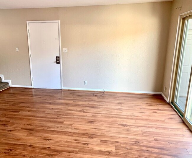 Foto del edificio - Great 2 bed, 1.5 Bath Condo with Garage in...