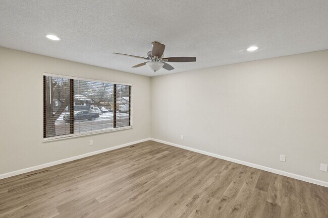 Foto del edificio - Spacious Split-Level Home with Finished Basement, Deck, Fenced Yard & 2-Car Garage