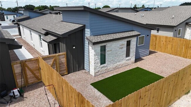 Foto del edificio - 27 Peach Ln