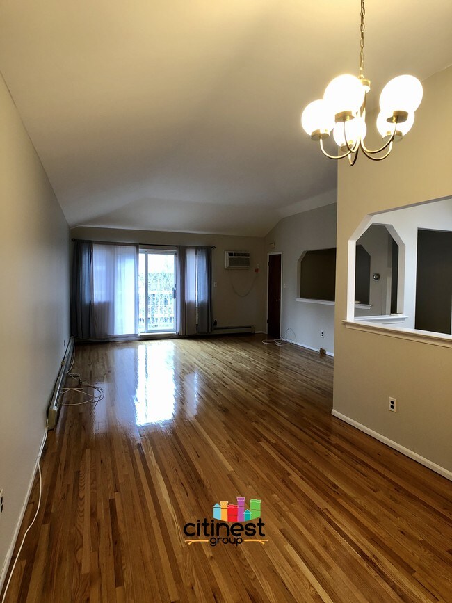 Foto del edificio - 9448 Ridge Blvd