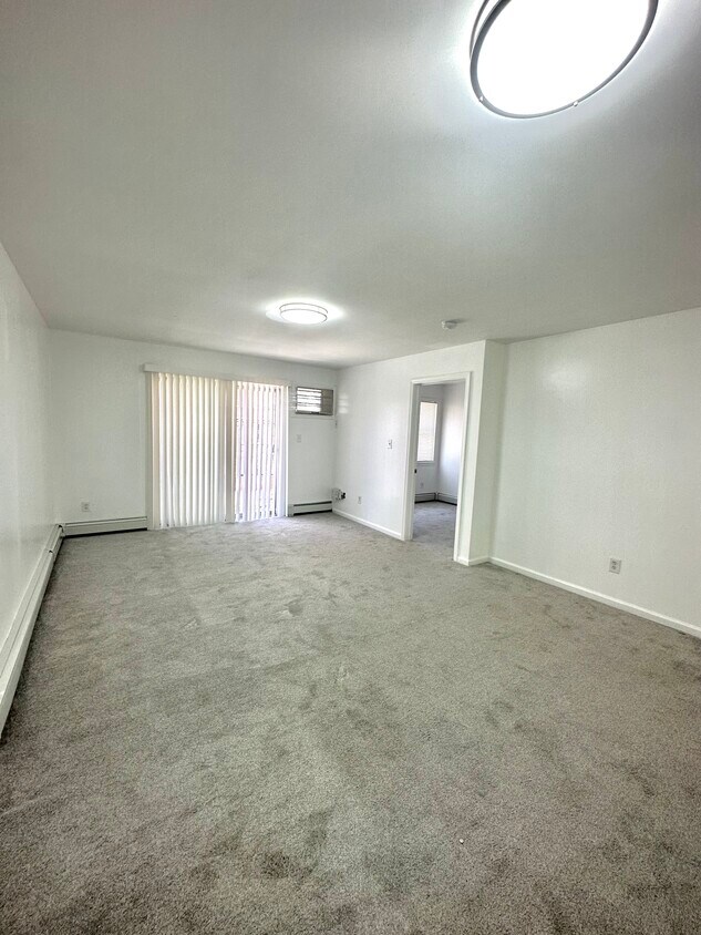 Spacious living room - 8492 127th St