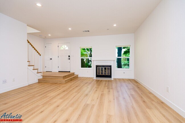 Building Photo - Gorgeous Townhouse | Remodeled | Desirable Location