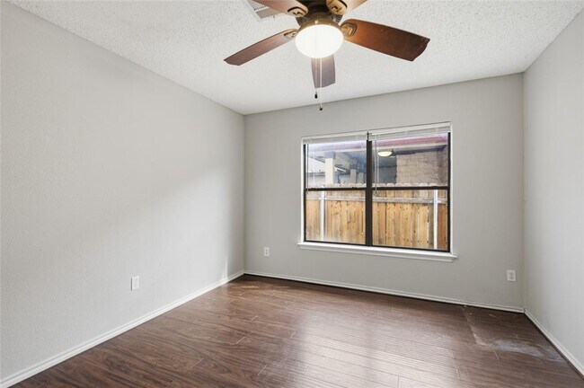 Foto del edificio - 7900 Rosenberry Dr