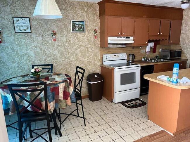 Mesa de comedor con horno - 306 21st Ave S