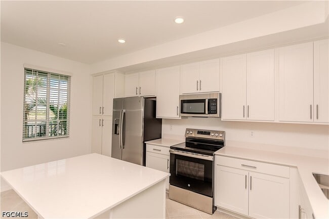 Building Photo - 15375 Grn Acrs Ave