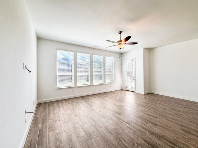 Foto del edificio - STUNNING 5 BEDROOM 4 FULL BATH HOME