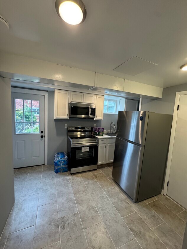 Building Photo - 421 Saint Margarets Dr
