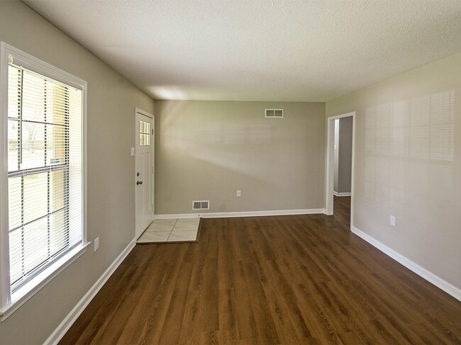 Building Photo - NEWLY UPDATED  3 bed 2 bath home in Bartlett.