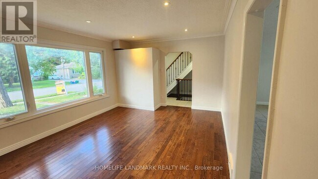 Building Photo - 42 Cartier Crescent