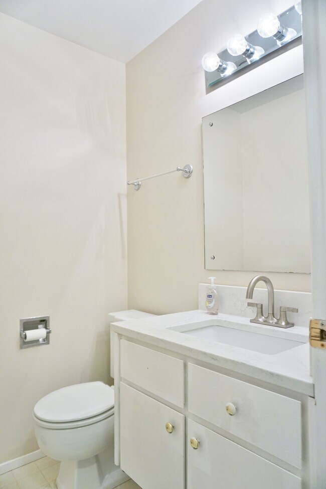 Foto del edificio - 2041 13th Ave W