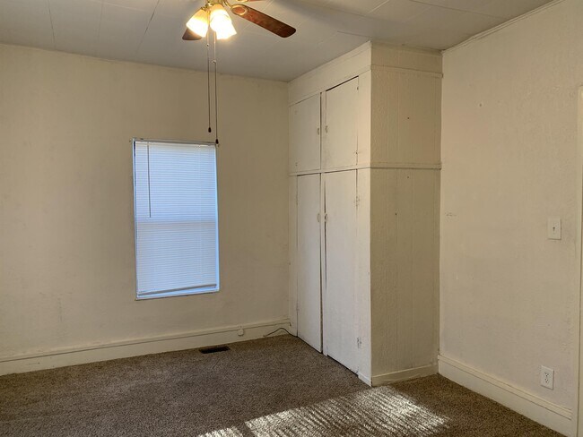 Building Photo - 924 E High St